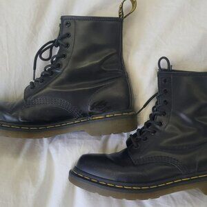 Dr Martens Air Wair 11821 Lace Up Boots Size 8 Bouncing Sole Excellent Condition